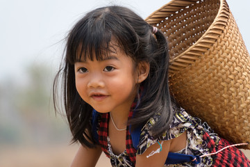 Asiatisches Mädchen mit Korb