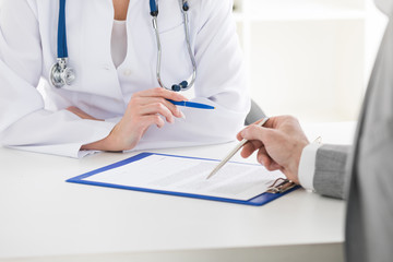 Fototapeta premium Doctor consulting patient