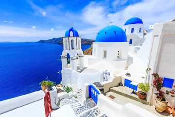 Poster Santorini, Griekenland. Blauwe koepelkerken van het dorp Oia (Ia). © SCStock