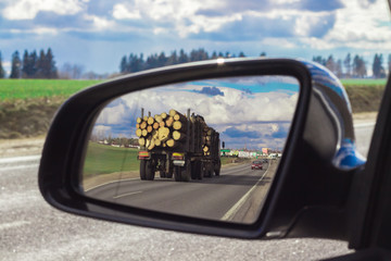 Отражение в боковом зеркале машины