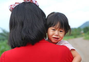 Obraz premium Asian baby girl hugging her mother crying