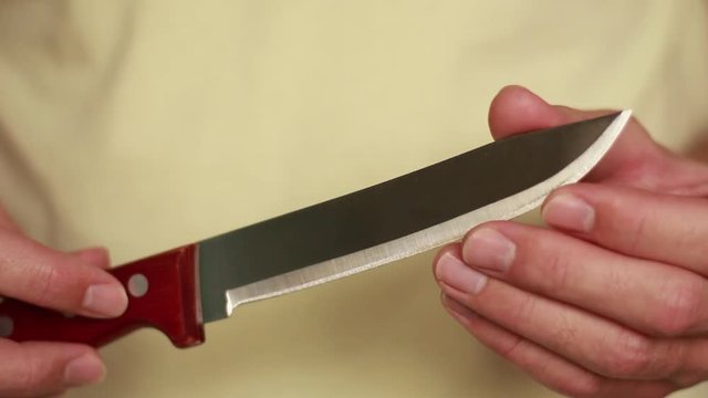 Holding metallic kitchen knife