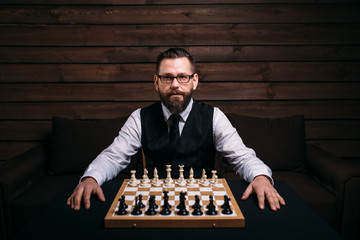Male player against chess board with pieces set © Nomad_Soul