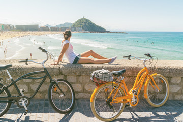 Obraz premium Młoda kobieta, podziwiając widok w San Sebastián w lecie, Hiszpania