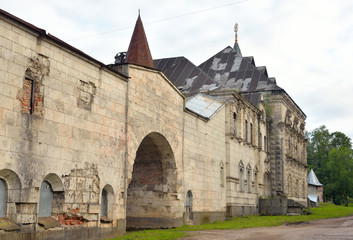 Fototapeta na wymiar Abandoned building in Feodorovsky gorodok.