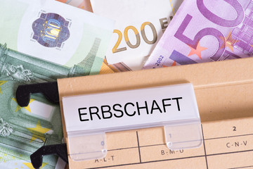 Erbschaft und viele Euro Geldscheine