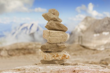 Turm aus Steine in Berge zeigt Panorama Balance Stabilität Kraft. Steinturm in Gipfel Panorama zeigt Erfolg, Kreativität und Ziele. Aber auch Gesundheit, Meditation, Yoga oder Glauben und Trauer