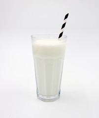 Glas Milch / Milchglas mit Strohhalm gestreift schwarz-weiß - Hintergrund freigestellt / background isolated