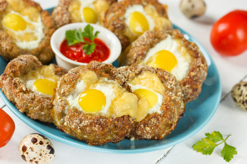 Baked eggs in minced meat nests