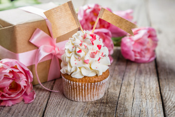 Cupcakes with vanilla frosting and hearts