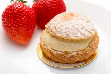sweet eclaire with fresh strawberries