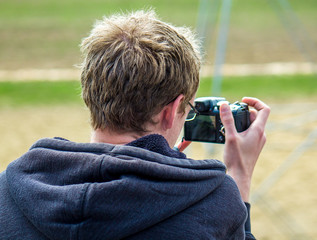 A man takes a concert by phone