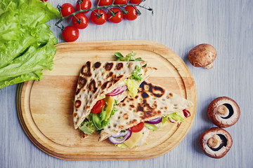 Pita bread with ham, cucumber and tomatoes.