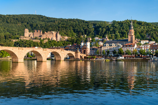 Schloss und Alte Brücke in Heidelberg im Sommer