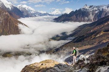 Photo sur Plexiglas Manaslu Trekker on the way to the valley covered with cloud on Manaslu circuit trek in Nepal