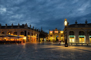 Obraz premium The Arc de Triomphe on Stanislas Square in Nancy. Lorraine. France. Evening scene, the lights are on.