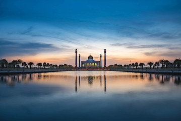 Naklejka premium Beautiful mosque in sunset