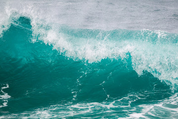 Fototapeta na wymiar Wellen im türkisen Wasser der Keokea Bay an der Nordküste von Big Island, Hawaii, USA.