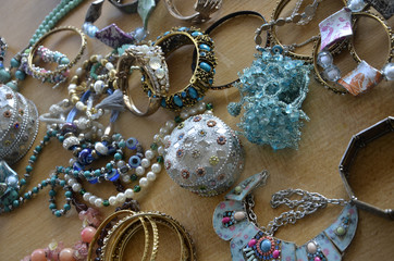 Etal de bijoux orientaux en vrac