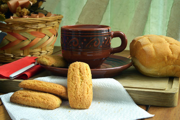 fare colazione in casa con caffè, latte e biscotti