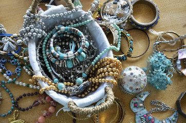 Etal de bijoux orientaux en vrac