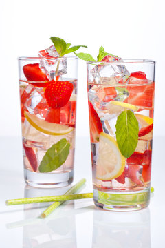 Refreshing strawberry lemonade with lemon and mint