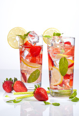 Refreshing strawberry lemonade with lemon and mint