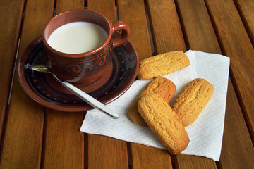 fare colazione in casa con caffè, latte e biscotti
