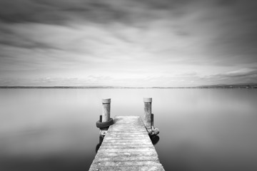 Temps gelé. Noir et blanc. Paysage minimaliste sur le lac. Exposition longue.