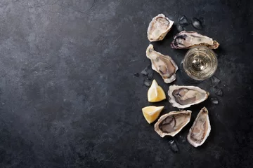 Plexiglas foto achterwand Oysters with lemon and white wine © karandaev