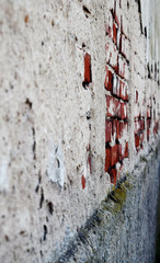 Putz von Wand gebröckelt