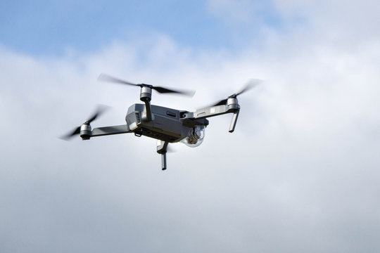 Drohne mit drehenden Propellern in der Luft