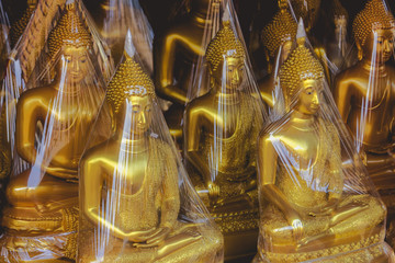 Buddhas in Folie eingepackt.