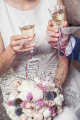 новобрачные держат фужеры с шампанским