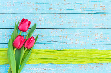 Frühling Blumen Tulpen Strauss rot auf Holz Hintergrund blau mit Textfreiraum