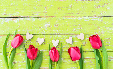Frühling Blumen rot mit Herzen auf Holz Hintergrund