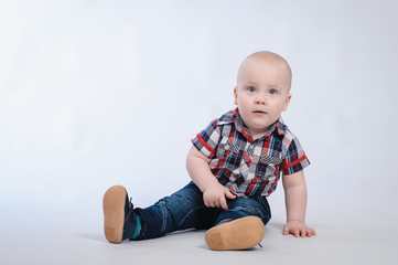 Naklejka premium Baby boy in plaid shirt