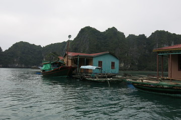 Fototapeta na wymiar Village flottant, Baie d'Ha Long, Vietnam