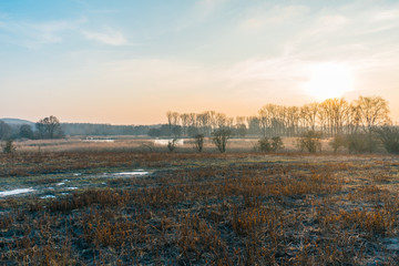 Obraz premium Early morning sunrise over frosty winter fields