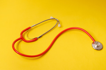 Stethoskope in rot auf Untergrund in gelb
