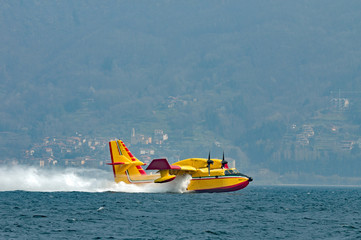 Canadair in azione sul lago di Como - Italy