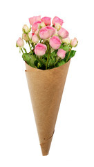 Naklejka premium Small pink rose flowers in a paper cornet