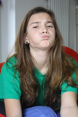 GIOVANE RAGAZZA SBUFFANDO