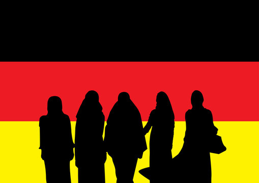 Черные силуэты мусульманских женщин на фоне флага Германии