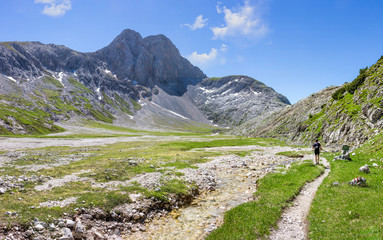 Fototapeta na wymiar Beautiful mountain landscape with mountaineer in the alps
