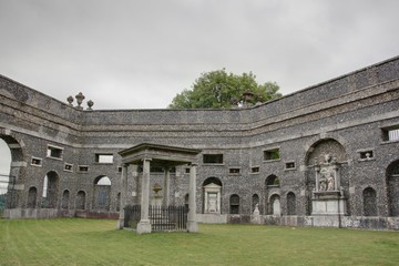 Fototapeta na wymiar cimetière et monument funéraire en Angleterre