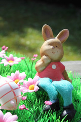 Osterhase auf Blumenwiese