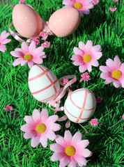 Ostereier auf Blumenwiese