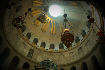 Obraz premium Lampades hang under the dome