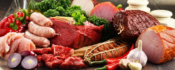 Fotobehang Vlees Verscheidenheid aan vleesproducten, waaronder ham en worst